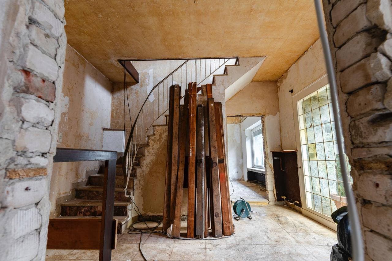 Treppenhaus in einem älteren Haus während der Räumung