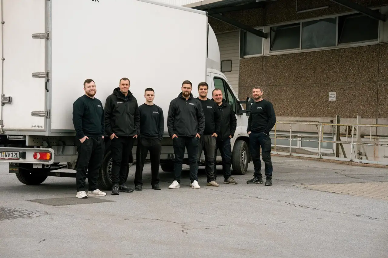 Das Wertvoll Team vor dem Einsatzfahrzeug in Wiesbaden